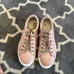 Taos Plim Soul Luxe leather sneakers, like new! Size 8.5 women’s